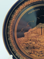 Тарелка декоративная винтажная "Акрополь в Парфеноне" позолоченный (24 К), в черно-золотистых тонах, керамика, 23 см, Греция, 1970-80гг.