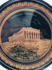 Тарелка декоративная винтажная "Акрополь в Парфеноне" позолоченный (24 К), в черно-золотистых тонах, керамика, 23 см, Греция, 1970-80гг.