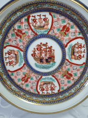 Тарелка декоративная, белый фарфор с красочными изображениями в бело-сине-красных тонах, 19 x 4 см, Япония, 1960-70гг.