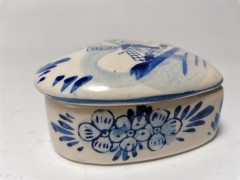 Шкатулка винтажная с амулетом Delft / K&S, фарфор, 8 х 8 см, амулет с цепочкой, Нидерланды, 1970 год.