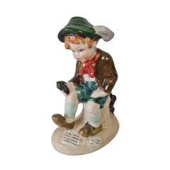 Статуэтка винтажная Sitzendorf &quot;Мальчик на пеньке с бельчонком&quot;, фарфор, 13 см, Германия, 1960-70гг.