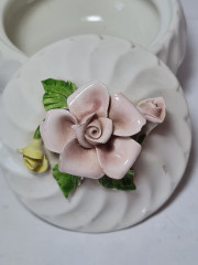 Шкатулка винтажная Bassano Italy, белый фарфор с декором в виде розовых роз, 11 x 9 см, Италия, 1960-70гг.