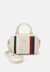 Tommy Hilfiger EMBLEM TRUNK CORP Across body bag sugarcane EMBLEM TRUNK CORP — Сумка через плечо сахарный тростник