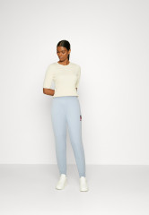 Tommy Hilfiger TAPERED MONOGRAM SWEATPANTS Tracksuit bottoms breezy blue СПОРТИВНЫЕ БРЮКИ TAPERED MONOGRAM Спортивные штаны свежий синий