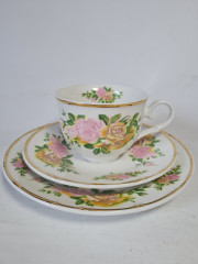 Im Stil von Retsch Wunsiedel Bavaria Фарфоровое чайное трио "Розы" в желто-розовых тонах, Германия, 1960-70гг.