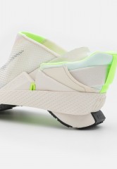 Nike Sportswear GO FLYEASE Sneaker low phantom/black/ghost green/barely green/barely rose/football grey GO FLYEASE Низкие кроссовки женские призрачный/черный/призрачно-зеленый/зеленовато-зеленый/бледно-розовый/футбольно-серый