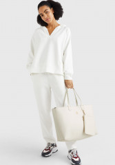 Tommy Hilfiger ICONIC TOMMY  SOLID Tote bag feather white ICONIC TOMMY SOLID Сумка-тоут перо белое