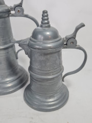 Набор винтажных кувшинов с крышкой в деревенском стиле, традиционное искусство, олово, литье, 2 шт., 17 см и 10 см, Германия, 1990-2000гг.