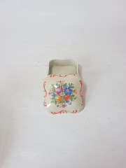 Шкатулка винтажная квадратная PM, молочного цвета фарфор с разноцветным цветочным букетом, 8,5 x 8,5 x 4 см, Германия, 1960-70гг.